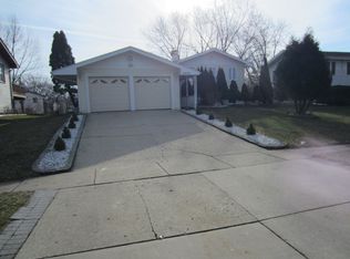 2043 W Parkview Cir, Hoffman Estates, IL 60169