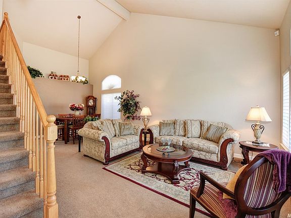 3rd image of 104 Davis Ct