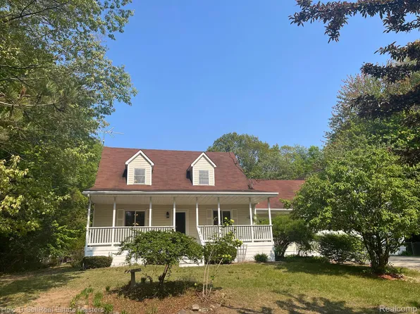 612 Nolan Rd, Wales, MI 48027