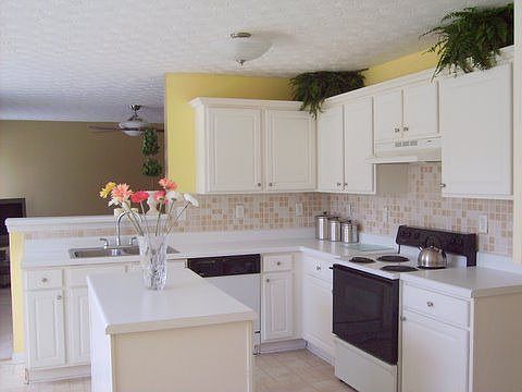 Kitchen w/Island 