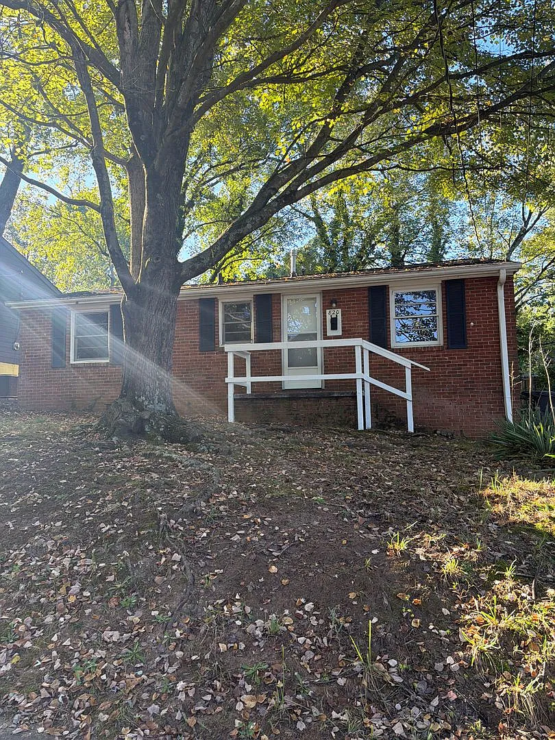820 W. Eighth Street — Photo 1