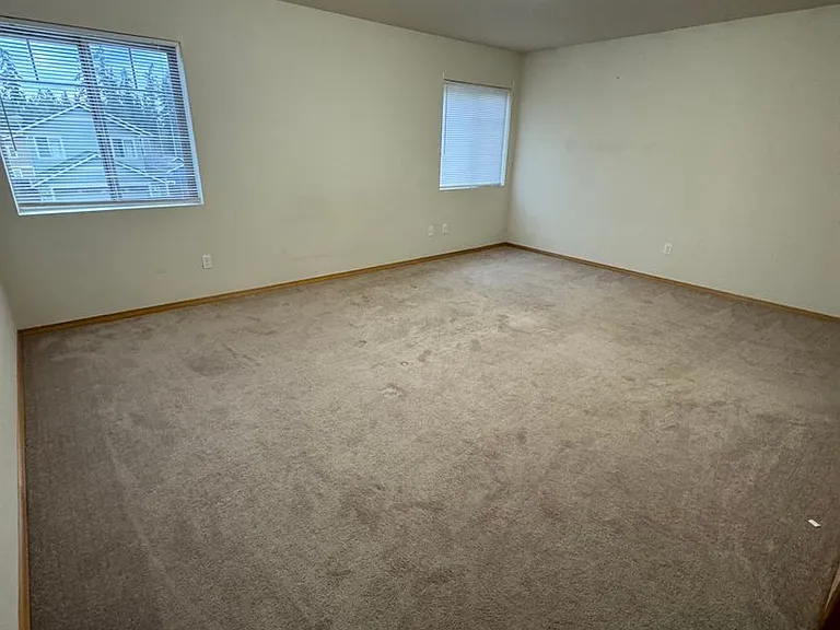 421 NE Ohenry Ct — Photo 8