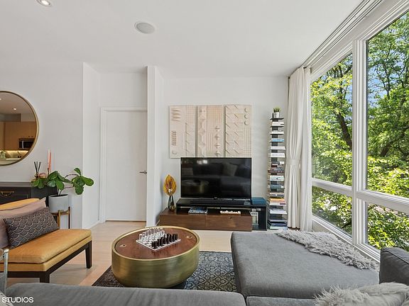 5th image of 839 N Hermitage Ave APT 201