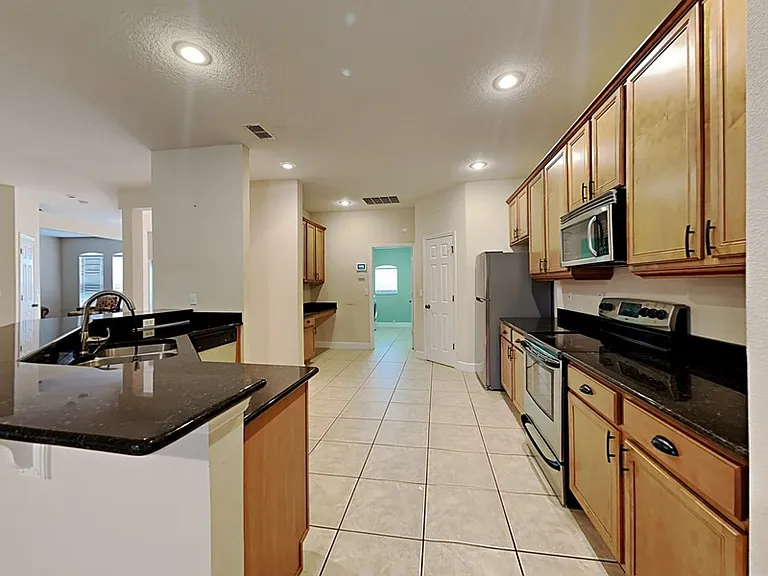 589 Errol Pkwy — Photo 5