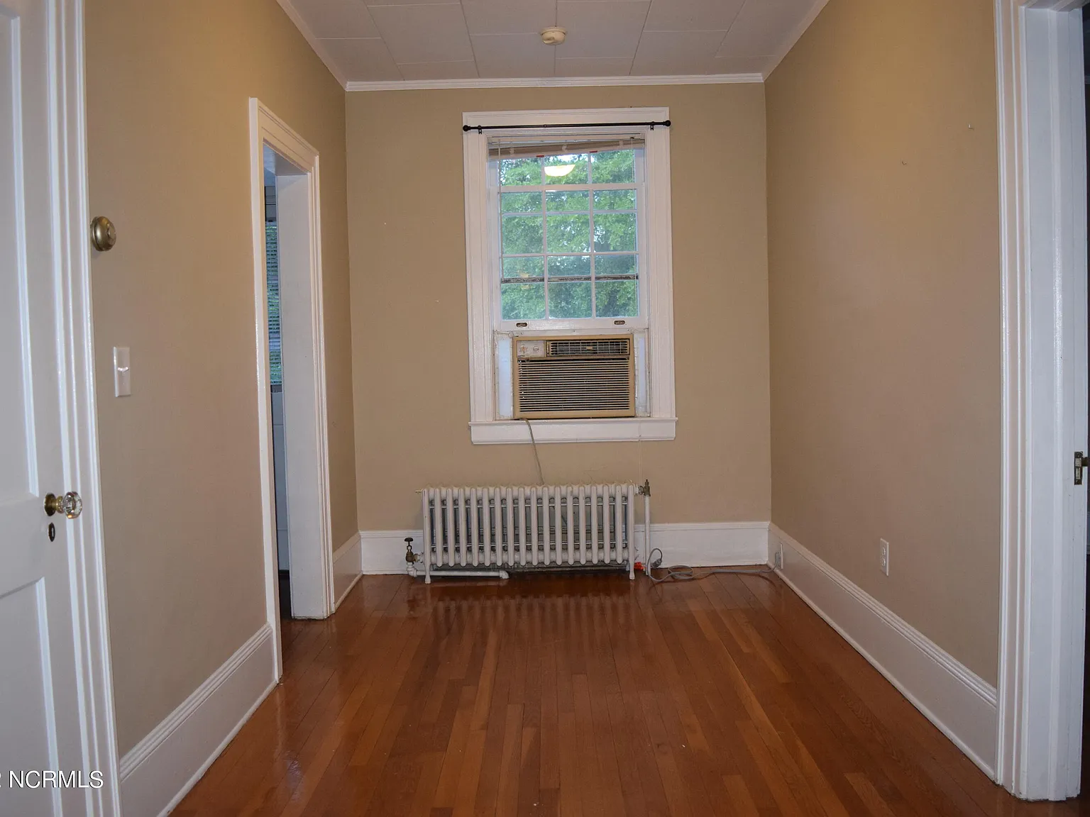 2 bed, 1.0 bath, $1,375 — Photo 3
