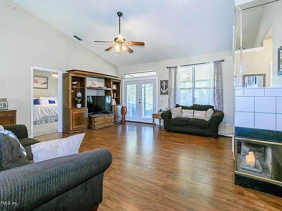 3rd image of 207 Autumn Springs Dr
