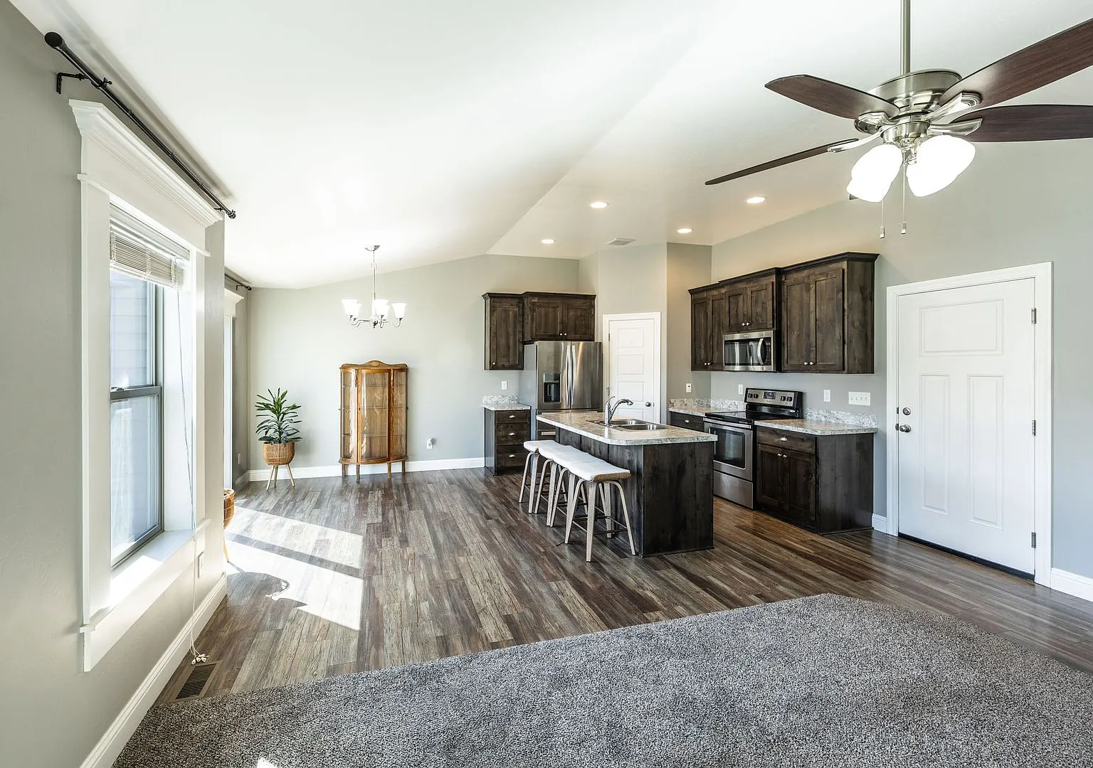 Rent Special! $500 Off The First Month's Rent If Signed Before The End Of September! Spacious Mod... — Photo 4