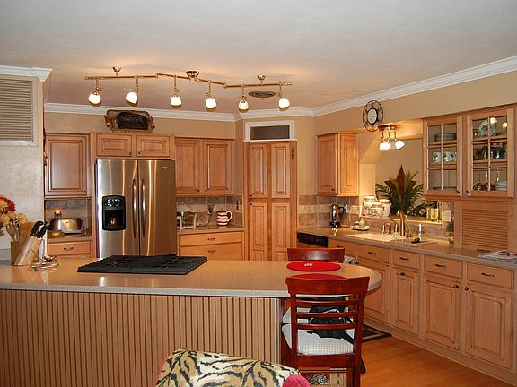 2nd image of 4040 Lakeview Dr