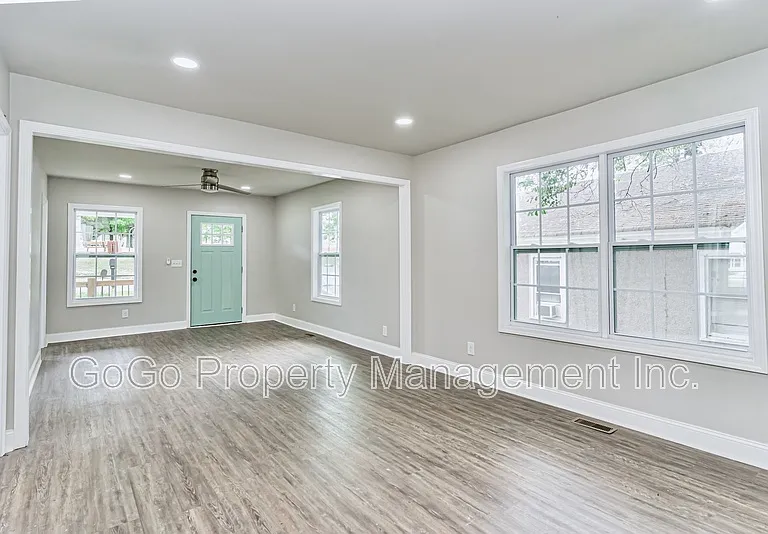 115 Sterling St — Photo 2