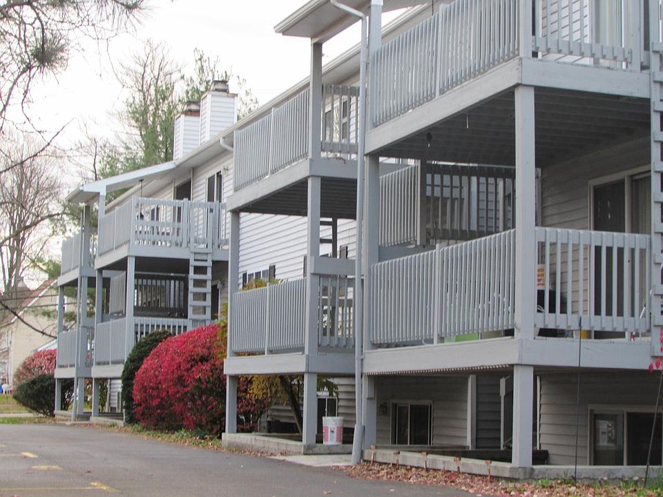 2nd image of 54 New York Ave APT 9
