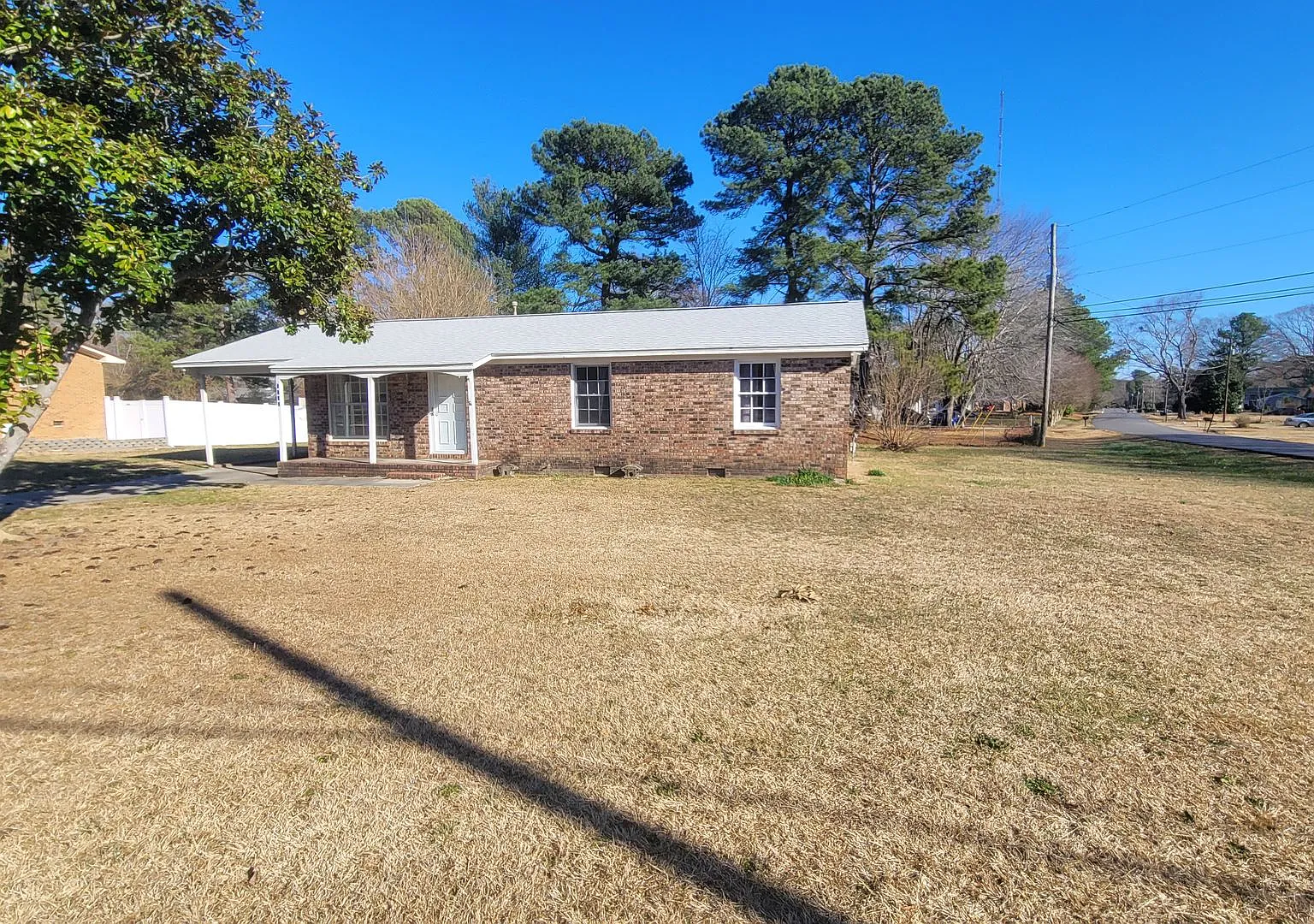 3br Ranch home on large lot — Photo 1