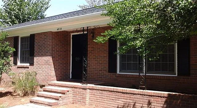 Renovated 3BR Bungalow in Desirable Windsor Park! — Photo 2
