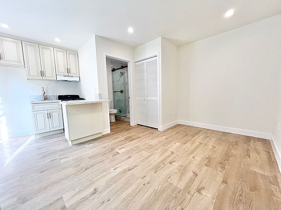 3rd image of 6719 Beverly Blvd