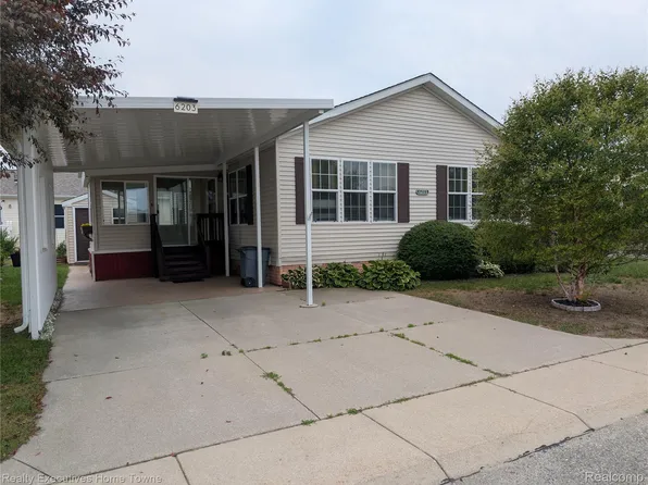 6203 Square Lake Dr, Kimball, MI 48074