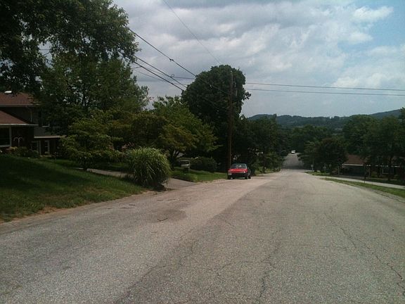 5th image of 3050 Glenmont Dr