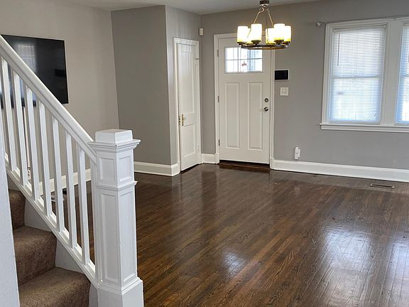 3rd image of 700 N Augusta Ave