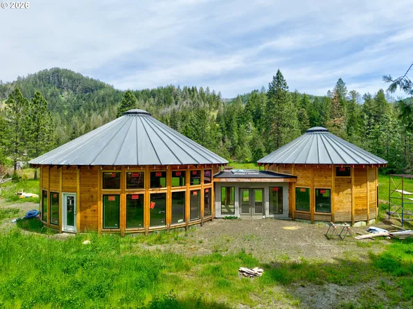 5875 Little River Rd, Glide, OR 97443