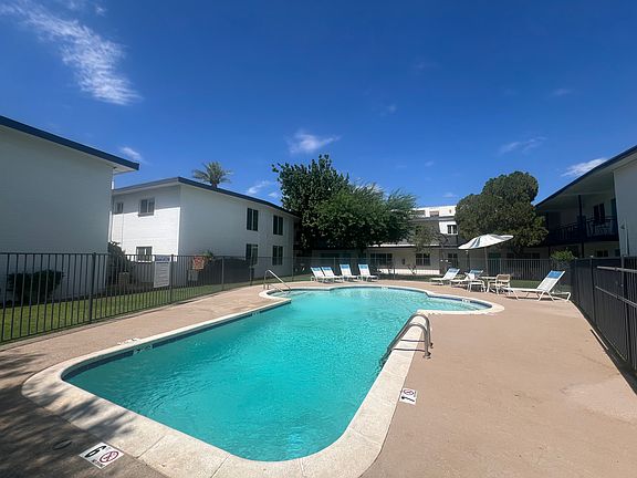 3rd image of 320 W Medlock Dr #101