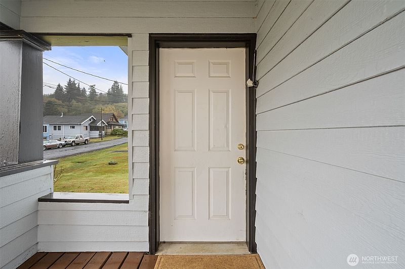 4th image of 1111 Willapa Street