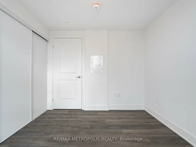202 Burnhamthorpe Rd E #1704 — Photo 16