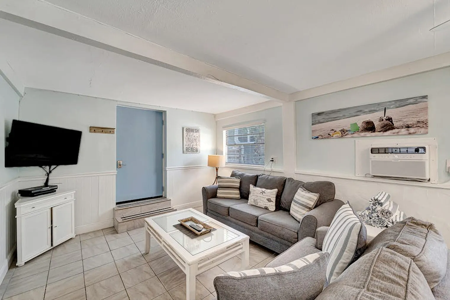 2 bed, 1.0 bath, 2314 sqft, $2,586 — Photo 2