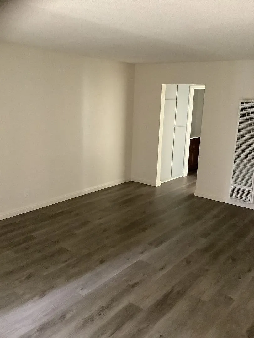 Laurel Canyon Apartments — Photo 2