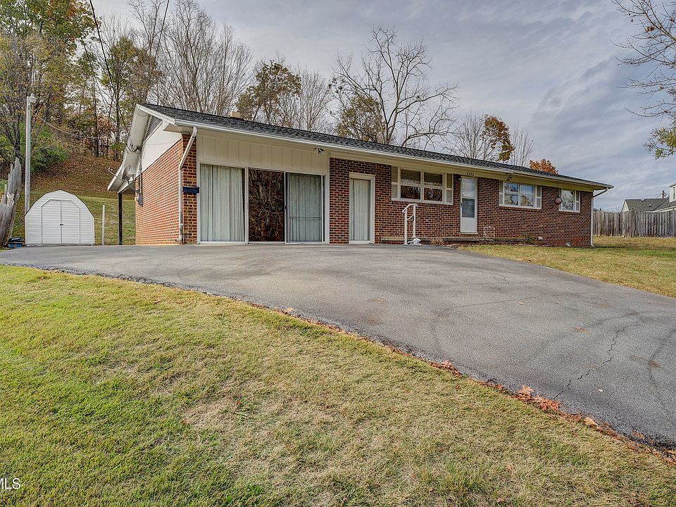 1st image of 2322 W Brook Ln