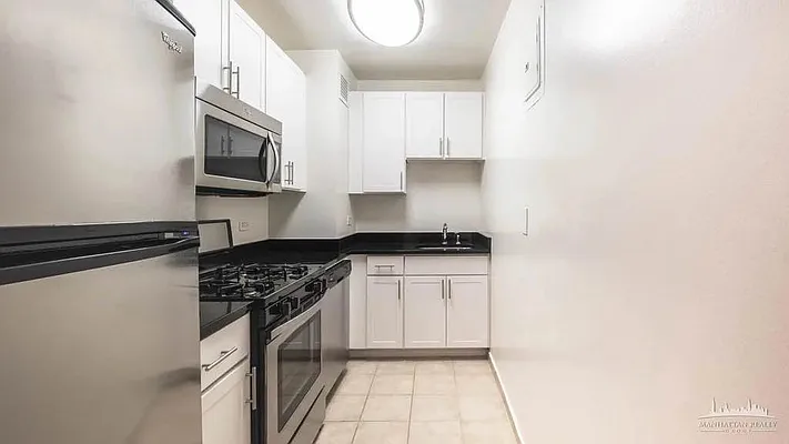 Rented by Manhattan Realty Group | media 11