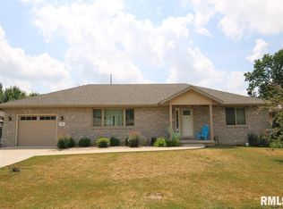 306 Delshire Ave, Pekin, IL 61554