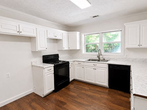 5th image of 115 Rosewood Dr