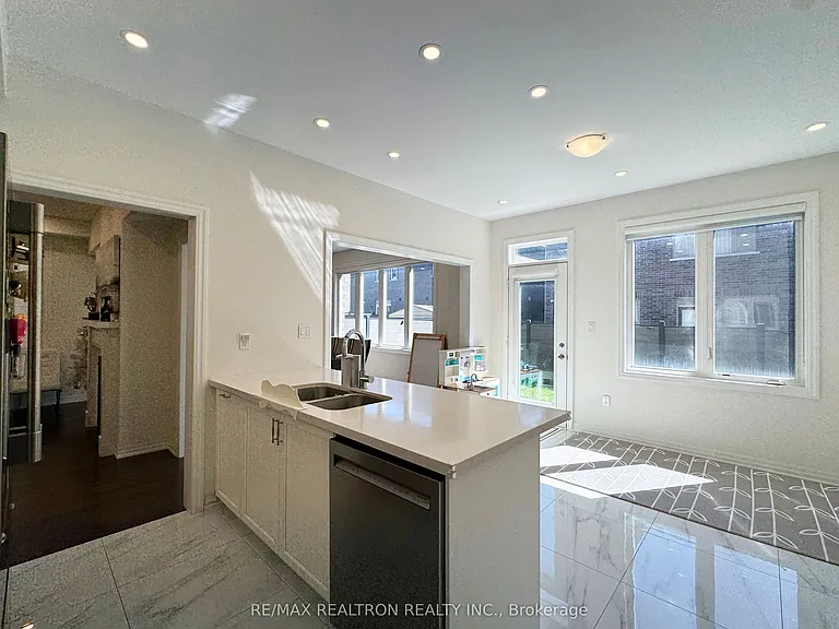 7 Crofting Cres — Photo 10