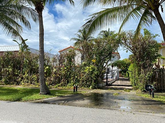 2nd image of 414 Lake Shore Dr