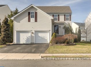 9 Greenbrook Dr, Columbus, NJ 08022