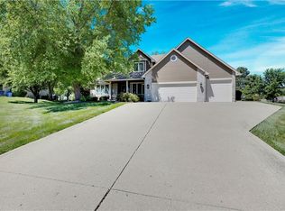 17713 157th Ter, Basehor, KS 66007