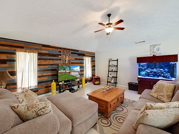 4th image of 602 SE Polynesian Ave