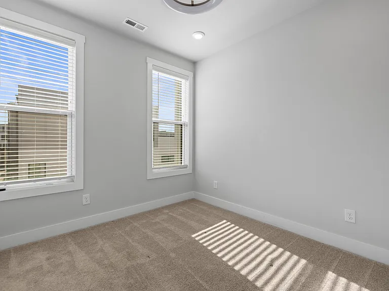 539 W Tremont Ave — Photo 36