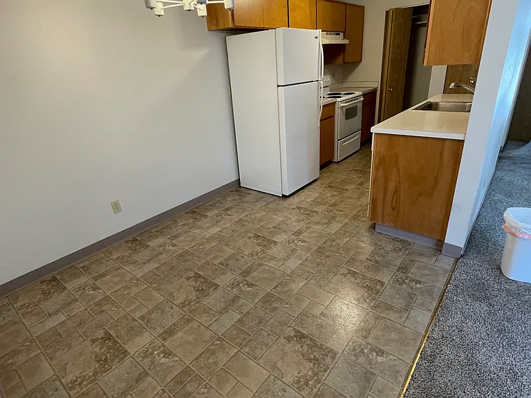 506 Southgate Dr S — Photo 4