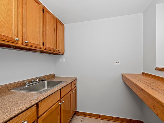 5th image of 6001-6005 S Richmond St Basement 6005
