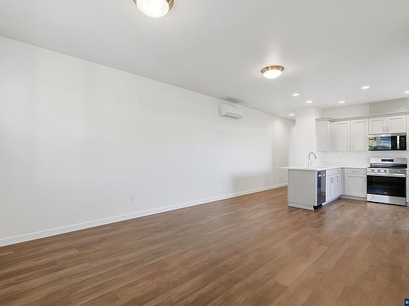 3rd image of 1426 SE Hankel St