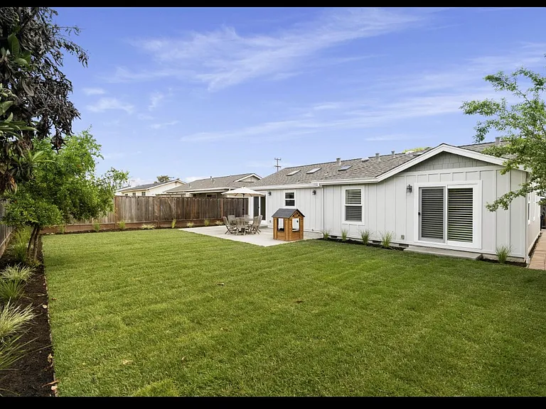 844 Sunset Dr — Photo 3