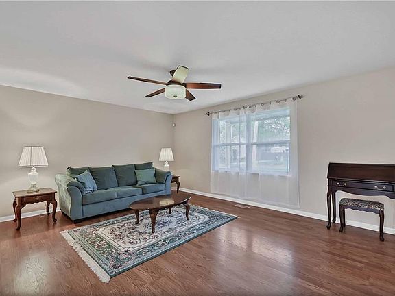 2nd image of 550 Robinwood Ave
