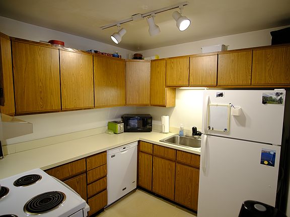 LARGE KITCHEN WITH DISHWASHER!