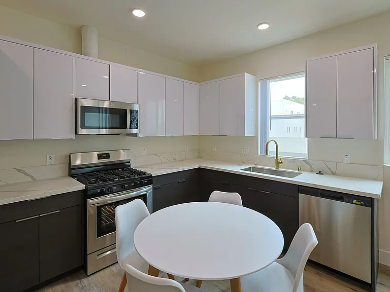 1189 W 37th Pl — Photo 6