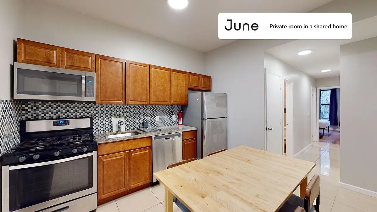 Queen bedroom in 4 bed/2 bath home in Prospect Lefferts Gardens #1572 D — Photo 4