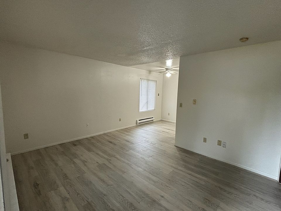 1st image of 10944 SE 223rd St #D