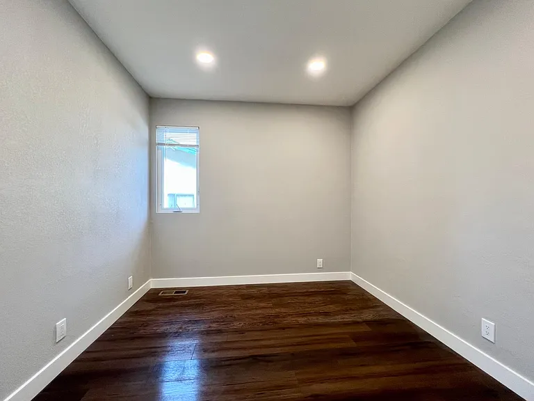 698 Danforth Dr — Photo 25