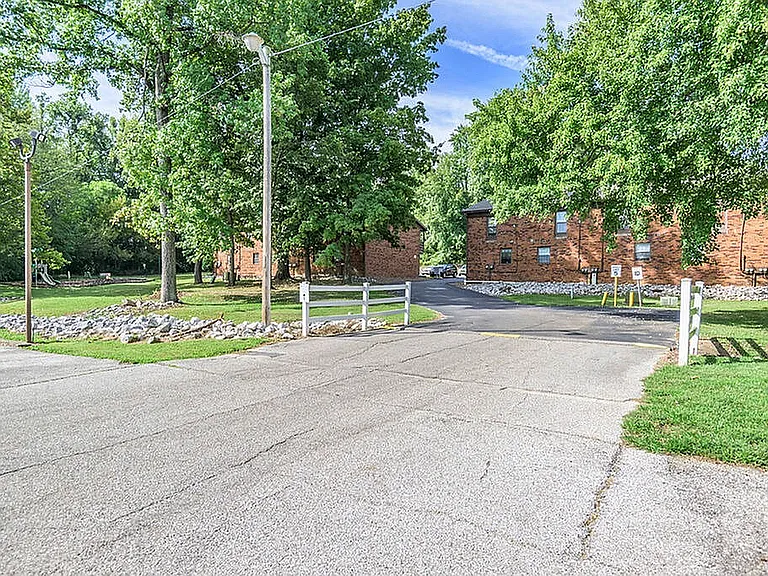 Shady Tree Apartments — Photo 6
