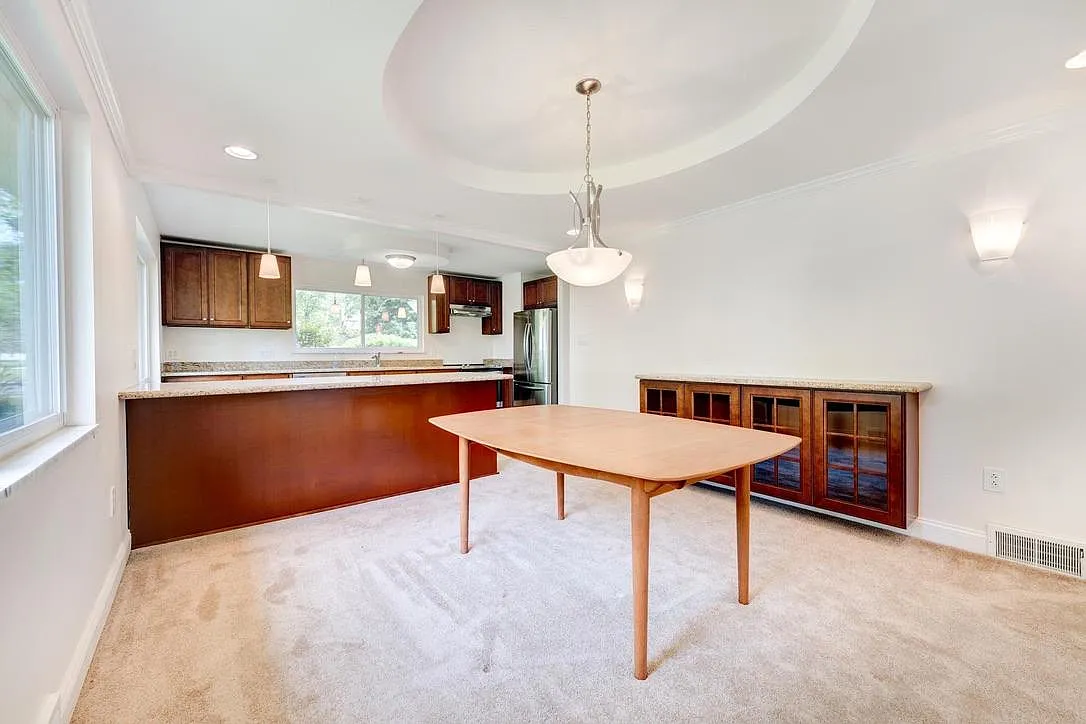 3 bed, 2.5 bath, 2645 sqft, $4,200 — Photo 4