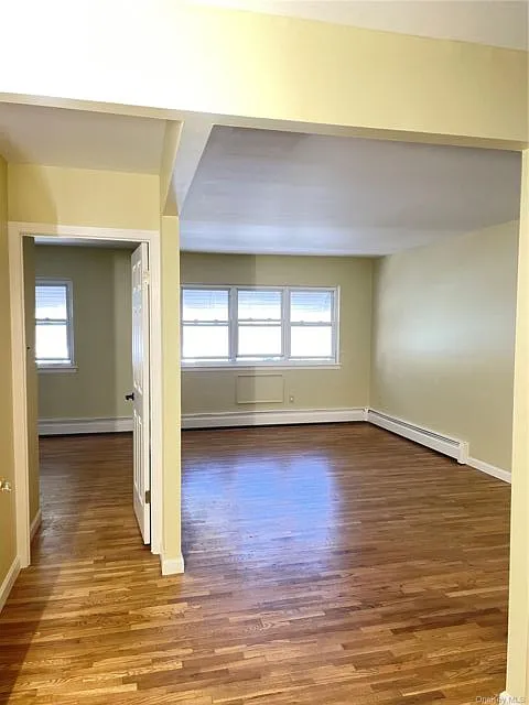 3 bed, 1.0 bath, 1000 sqft, $3,200 — Photo 2