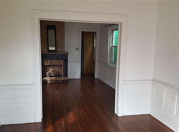 5th image of 810 Congress St